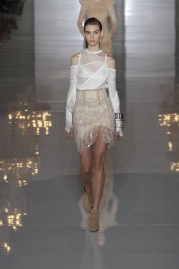 Paris, Fransa - 28 Eylül: Manken pist Balmain gösterisi sırasında Paris moda hafta kadın giyim ilkbahar/yaz 2019 kapsamında 28 Eylül 2018 Paris, Fransa'da yürür.