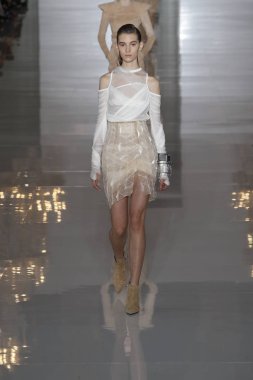 Paris, Fransa - 28 Eylül: Manken pist Balmain gösterisi sırasında Paris moda hafta kadın giyim ilkbahar/yaz 2019 kapsamında 28 Eylül 2018 Paris, Fransa'da yürür.