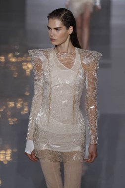 Paris, Fransa - 28 Eylül: Manken pist Balmain gösterisi sırasında Paris moda hafta kadın giyim ilkbahar/yaz 2019 kapsamında 28 Eylül 2018 Paris, Fransa'da yürür.