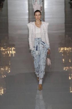 Paris, Fransa - 28 Eylül: Manken pist Balmain gösterisi sırasında Paris moda hafta kadın giyim ilkbahar/yaz 2019 kapsamında 28 Eylül 2018 Paris, Fransa'da yürür.