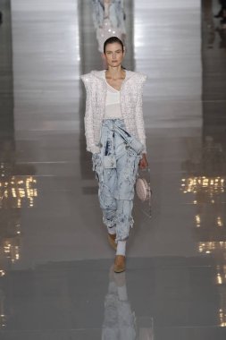 Paris, Fransa - 28 Eylül: Manken pist Balmain gösterisi sırasında Paris moda hafta kadın giyim ilkbahar/yaz 2019 kapsamında 28 Eylül 2018 Paris, Fransa'da yürür.