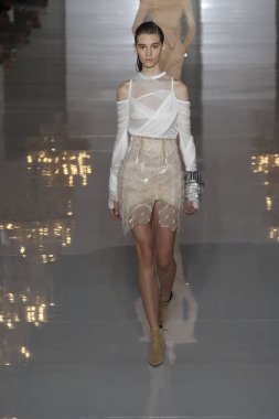 Paris, Fransa - 28 Eylül: Manken pist Balmain gösterisi sırasında Paris moda hafta kadın giyim ilkbahar/yaz 2019 kapsamında 28 Eylül 2018 Paris, Fransa'da yürür.