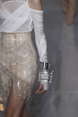 Paris, Fransa - 28 Eylül: Manken pist Balmain gösterisi sırasında Paris moda hafta kadın giyim ilkbahar/yaz 2019 kapsamında 28 Eylül 2018 Paris, Fransa'da yürür.