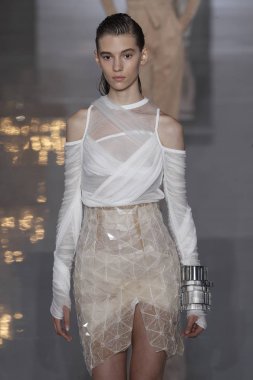 Paris, Fransa - 28 Eylül: Manken pist Balmain gösterisi sırasında Paris moda hafta kadın giyim ilkbahar/yaz 2019 kapsamında 28 Eylül 2018 Paris, Fransa'da yürür.