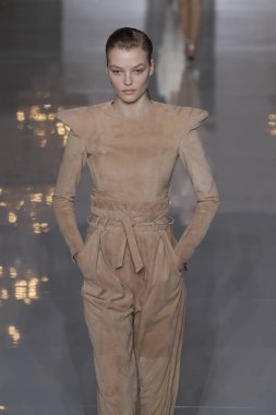 Paris, Fransa - 28 Eylül: Manken pist Balmain gösterisi sırasında Paris moda hafta kadın giyim ilkbahar/yaz 2019 kapsamında 28 Eylül 2018 Paris, Fransa'da yürür.