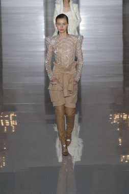 Paris, Fransa - 28 Eylül: Manken pist Balmain gösterisi sırasında Paris moda hafta kadın giyim ilkbahar/yaz 2019 kapsamında 28 Eylül 2018 Paris, Fransa'da yürür.