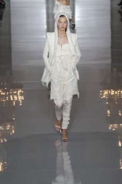 Paris, Fransa - 28 Eylül: Manken pist Balmain gösterisi sırasında Paris moda hafta kadın giyim ilkbahar/yaz 2019 kapsamında 28 Eylül 2018 Paris, Fransa'da yürür.