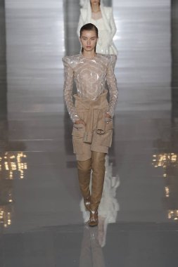 Paris, Fransa - 28 Eylül: Manken pist Balmain gösterisi sırasında Paris moda hafta kadın giyim ilkbahar/yaz 2019 kapsamında 28 Eylül 2018 Paris, Fransa'da yürür.
