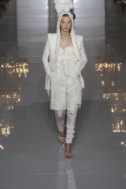 Paris, Fransa - 28 Eylül: Manken pist Balmain gösterisi sırasında Paris moda hafta kadın giyim ilkbahar/yaz 2019 kapsamında 28 Eylül 2018 Paris, Fransa'da yürür.