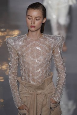 Paris, Fransa - 28 Eylül: Manken pist Balmain gösterisi sırasında Paris moda hafta kadın giyim ilkbahar/yaz 2019 kapsamında 28 Eylül 2018 Paris, Fransa'da yürür.