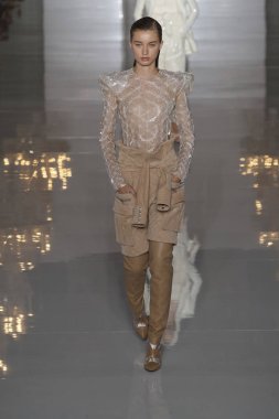 Paris, Fransa - 28 Eylül: Manken pist Balmain gösterisi sırasında Paris moda hafta kadın giyim ilkbahar/yaz 2019 kapsamında 28 Eylül 2018 Paris, Fransa'da yürür.