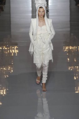 Paris, Fransa - 28 Eylül: Manken pist Balmain gösterisi sırasında Paris moda hafta kadın giyim ilkbahar/yaz 2019 kapsamında 28 Eylül 2018 Paris, Fransa'da yürür.