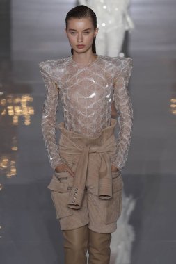 Paris, Fransa - 28 Eylül: Manken pist Balmain gösterisi sırasında Paris moda hafta kadın giyim ilkbahar/yaz 2019 kapsamında 28 Eylül 2018 Paris, Fransa'da yürür.