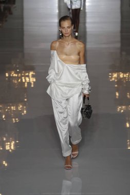 Paris, Fransa - 28 Eylül: Manken pist Balmain gösterisi sırasında Paris moda hafta kadın giyim ilkbahar/yaz 2019 kapsamında 28 Eylül 2018 Paris, Fransa'da yürür.