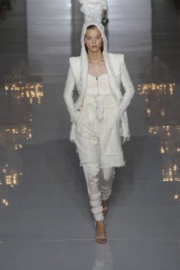 Paris, Fransa - 28 Eylül: Manken pist Balmain gösterisi sırasında Paris moda hafta kadın giyim ilkbahar/yaz 2019 kapsamında 28 Eylül 2018 Paris, Fransa'da yürür.