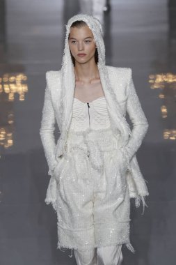 Paris, Fransa - 28 Eylül: Manken pist Balmain gösterisi sırasında Paris moda hafta kadın giyim ilkbahar/yaz 2019 kapsamında 28 Eylül 2018 Paris, Fransa'da yürür.