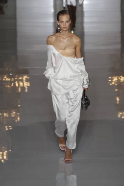 Paris, Fransa - 28 Eylül: Manken pist Balmain gösterisi sırasında Paris moda hafta kadın giyim ilkbahar/yaz 2019 kapsamında 28 Eylül 2018 Paris, Fransa'da yürür.