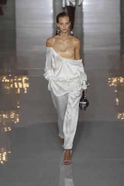 Paris, Fransa - 28 Eylül: Manken pist Balmain gösterisi sırasında Paris moda hafta kadın giyim ilkbahar/yaz 2019 kapsamında 28 Eylül 2018 Paris, Fransa'da yürür.