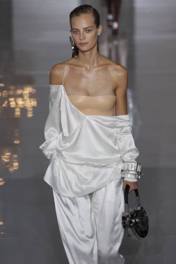 Paris, Fransa - 28 Eylül: Manken pist Balmain gösterisi sırasında Paris moda hafta kadın giyim ilkbahar/yaz 2019 kapsamında 28 Eylül 2018 Paris, Fransa'da yürür.