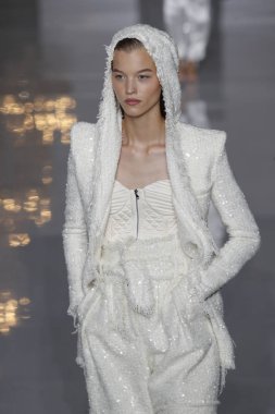Paris, Fransa - 28 Eylül: Manken pist Balmain gösterisi sırasında Paris moda hafta kadın giyim ilkbahar/yaz 2019 kapsamında 28 Eylül 2018 Paris, Fransa'da yürür.