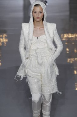 Paris, Fransa - 28 Eylül: Manken pist Balmain gösterisi sırasında Paris moda hafta kadın giyim ilkbahar/yaz 2019 kapsamında 28 Eylül 2018 Paris, Fransa'da yürür.