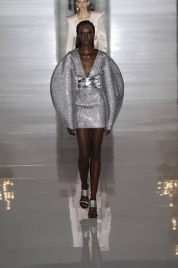 Paris, Fransa - 28 Eylül: Manken pist Balmain gösterisi sırasında Paris moda hafta kadın giyim ilkbahar/yaz 2019 kapsamında 28 Eylül 2018 Paris, Fransa'da yürür.