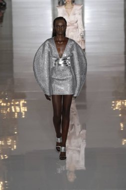 Paris, Fransa - 28 Eylül: Manken pist Balmain gösterisi sırasında Paris moda hafta kadın giyim ilkbahar/yaz 2019 kapsamında 28 Eylül 2018 Paris, Fransa'da yürür.