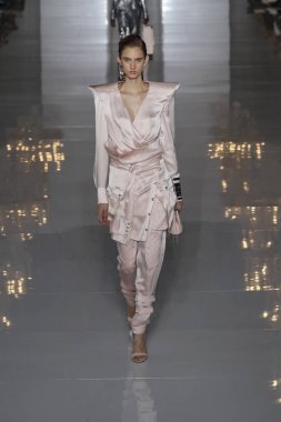Paris, Fransa - 28 Eylül: Manken pist Balmain gösterisi sırasında Paris moda hafta kadın giyim ilkbahar/yaz 2019 kapsamında 28 Eylül 2018 Paris, Fransa'da yürür.