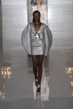Paris, Fransa - 28 Eylül: Manken pist Balmain gösterisi sırasında Paris moda hafta kadın giyim ilkbahar/yaz 2019 kapsamında 28 Eylül 2018 Paris, Fransa'da yürür.