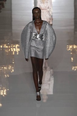 Paris, Fransa - 28 Eylül: Manken pist Balmain gösterisi sırasında Paris moda hafta kadın giyim ilkbahar/yaz 2019 kapsamında 28 Eylül 2018 Paris, Fransa'da yürür.