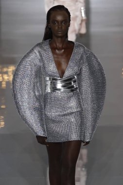 Paris, Fransa - 28 Eylül: Manken pist Balmain gösterisi sırasında Paris moda hafta kadın giyim ilkbahar/yaz 2019 kapsamında 28 Eylül 2018 Paris, Fransa'da yürür.