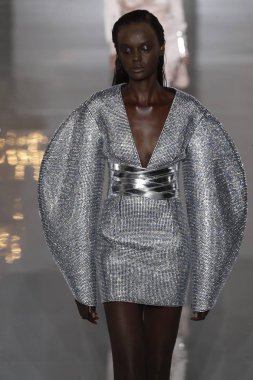 Paris, Fransa - 28 Eylül: Manken pist Balmain gösterisi sırasında Paris moda hafta kadın giyim ilkbahar/yaz 2019 kapsamında 28 Eylül 2018 Paris, Fransa'da yürür.
