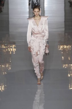Paris, Fransa - 28 Eylül: Manken pist Balmain gösterisi sırasında Paris moda hafta kadın giyim ilkbahar/yaz 2019 kapsamında 28 Eylül 2018 Paris, Fransa'da yürür.
