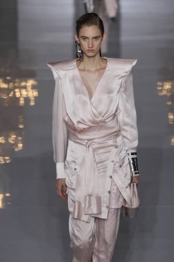 Paris, Fransa - 28 Eylül: Manken pist Balmain gösterisi sırasında Paris moda hafta kadın giyim ilkbahar/yaz 2019 kapsamında 28 Eylül 2018 Paris, Fransa'da yürür.