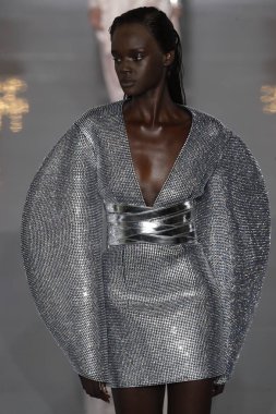 Paris, Fransa - 28 Eylül: Manken pist Balmain gösterisi sırasında Paris moda hafta kadın giyim ilkbahar/yaz 2019 kapsamında 28 Eylül 2018 Paris, Fransa'da yürür.
