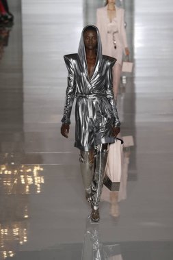 Paris, Fransa - 28 Eylül: Manken pist Balmain gösterisi sırasında Paris moda hafta kadın giyim ilkbahar/yaz 2019 kapsamında 28 Eylül 2018 Paris, Fransa'da yürür.