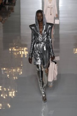 Paris, Fransa - 28 Eylül: Manken pist Balmain gösterisi sırasında Paris moda hafta kadın giyim ilkbahar/yaz 2019 kapsamında 28 Eylül 2018 Paris, Fransa'da yürür.