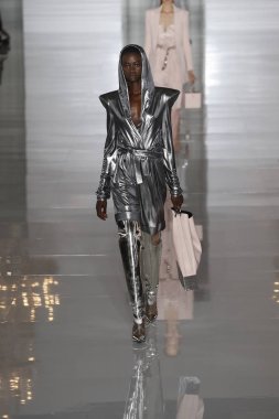 Paris, Fransa - 28 Eylül: Manken pist Balmain gösterisi sırasında Paris moda hafta kadın giyim ilkbahar/yaz 2019 kapsamında 28 Eylül 2018 Paris, Fransa'da yürür.