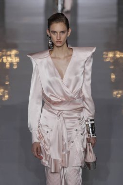 Paris, Fransa - 28 Eylül: Manken pist Balmain gösterisi sırasında Paris moda hafta kadın giyim ilkbahar/yaz 2019 kapsamında 28 Eylül 2018 Paris, Fransa'da yürür.