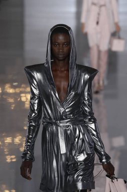 Paris, Fransa - 28 Eylül: Manken pist Balmain gösterisi sırasında Paris moda hafta kadın giyim ilkbahar/yaz 2019 kapsamında 28 Eylül 2018 Paris, Fransa'da yürür.