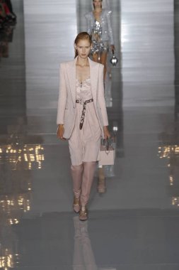 Paris, Fransa - 28 Eylül: Manken pist Balmain gösterisi sırasında Paris moda hafta kadın giyim ilkbahar/yaz 2019 kapsamında 28 Eylül 2018 Paris, Fransa'da yürür.