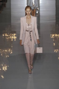 Paris, Fransa - 28 Eylül: Manken pist Balmain gösterisi sırasında Paris moda hafta kadın giyim ilkbahar/yaz 2019 kapsamında 28 Eylül 2018 Paris, Fransa'da yürür.