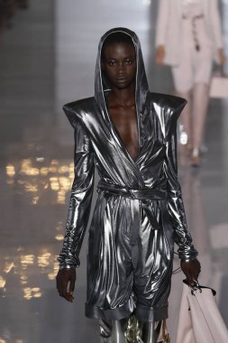 Paris, Fransa - 28 Eylül: Manken pist Balmain gösterisi sırasında Paris moda hafta kadın giyim ilkbahar/yaz 2019 kapsamında 28 Eylül 2018 Paris, Fransa'da yürür.