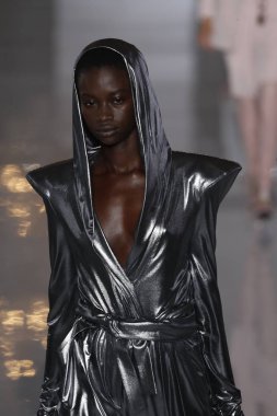 Paris, Fransa - 28 Eylül: Manken pist Balmain gösterisi sırasında Paris moda hafta kadın giyim ilkbahar/yaz 2019 kapsamında 28 Eylül 2018 Paris, Fransa'da yürür.