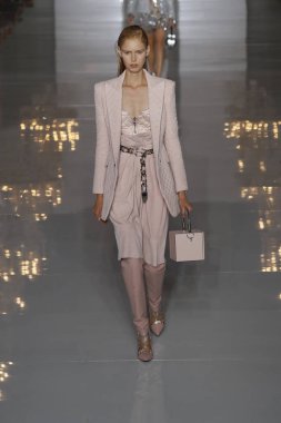 Paris, Fransa - 28 Eylül: Manken pist Balmain gösterisi sırasında Paris moda hafta kadın giyim ilkbahar/yaz 2019 kapsamında 28 Eylül 2018 Paris, Fransa'da yürür.