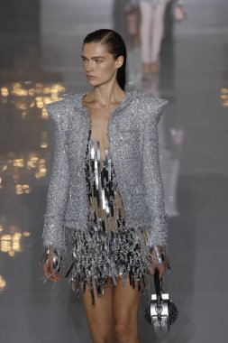 Paris, Fransa - 28 Eylül: Manken pist Balmain gösterisi sırasında Paris moda hafta kadın giyim ilkbahar/yaz 2019 kapsamında 28 Eylül 2018 Paris, Fransa'da yürür.