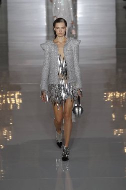 Paris, Fransa - 28 Eylül: Manken pist Balmain gösterisi sırasında Paris moda hafta kadın giyim ilkbahar/yaz 2019 kapsamında 28 Eylül 2018 Paris, Fransa'da yürür.
