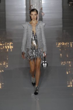 Paris, Fransa - 28 Eylül: Manken pist Balmain gösterisi sırasında Paris moda hafta kadın giyim ilkbahar/yaz 2019 kapsamında 28 Eylül 2018 Paris, Fransa'da yürür.
