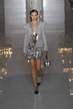 Paris, Fransa - 28 Eylül: Manken pist Balmain gösterisi sırasında Paris moda hafta kadın giyim ilkbahar/yaz 2019 kapsamında 28 Eylül 2018 Paris, Fransa'da yürür.