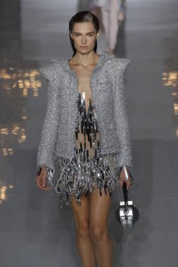 Paris, Fransa - 28 Eylül: Manken pist Balmain gösterisi sırasında Paris moda hafta kadın giyim ilkbahar/yaz 2019 kapsamında 28 Eylül 2018 Paris, Fransa'da yürür.